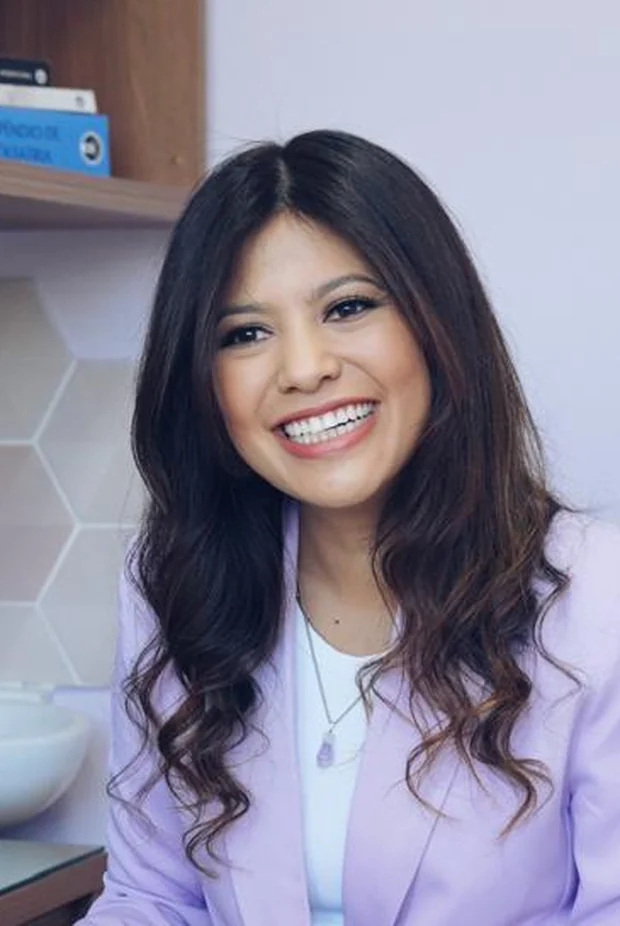 Dra. Juliana Yumi em atendimento no consultório